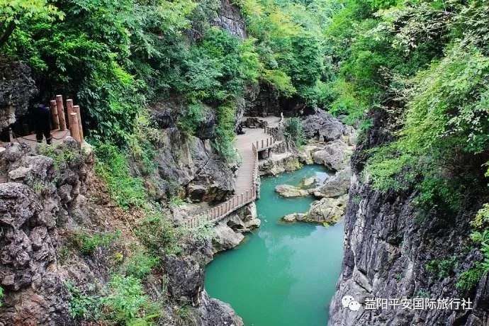 貴州黃果樹大瀑布、梵凈山、西江千戶苗寨、荔波大小七孔、鎮(zhèn)遠古城遵義會議會址、息烽集中營汽車七日游